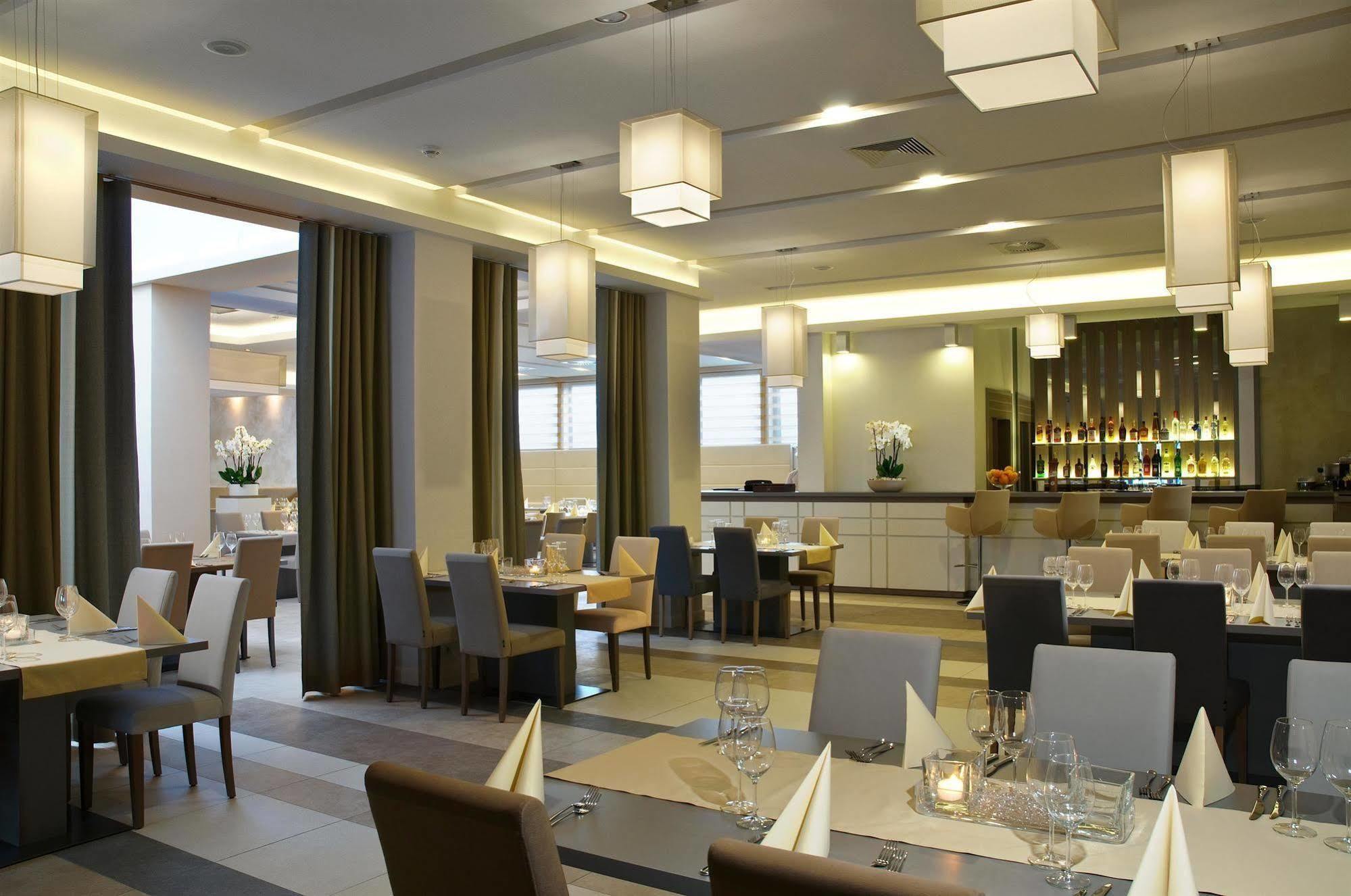 Hotel Petropol Плоцк Екстериор снимка