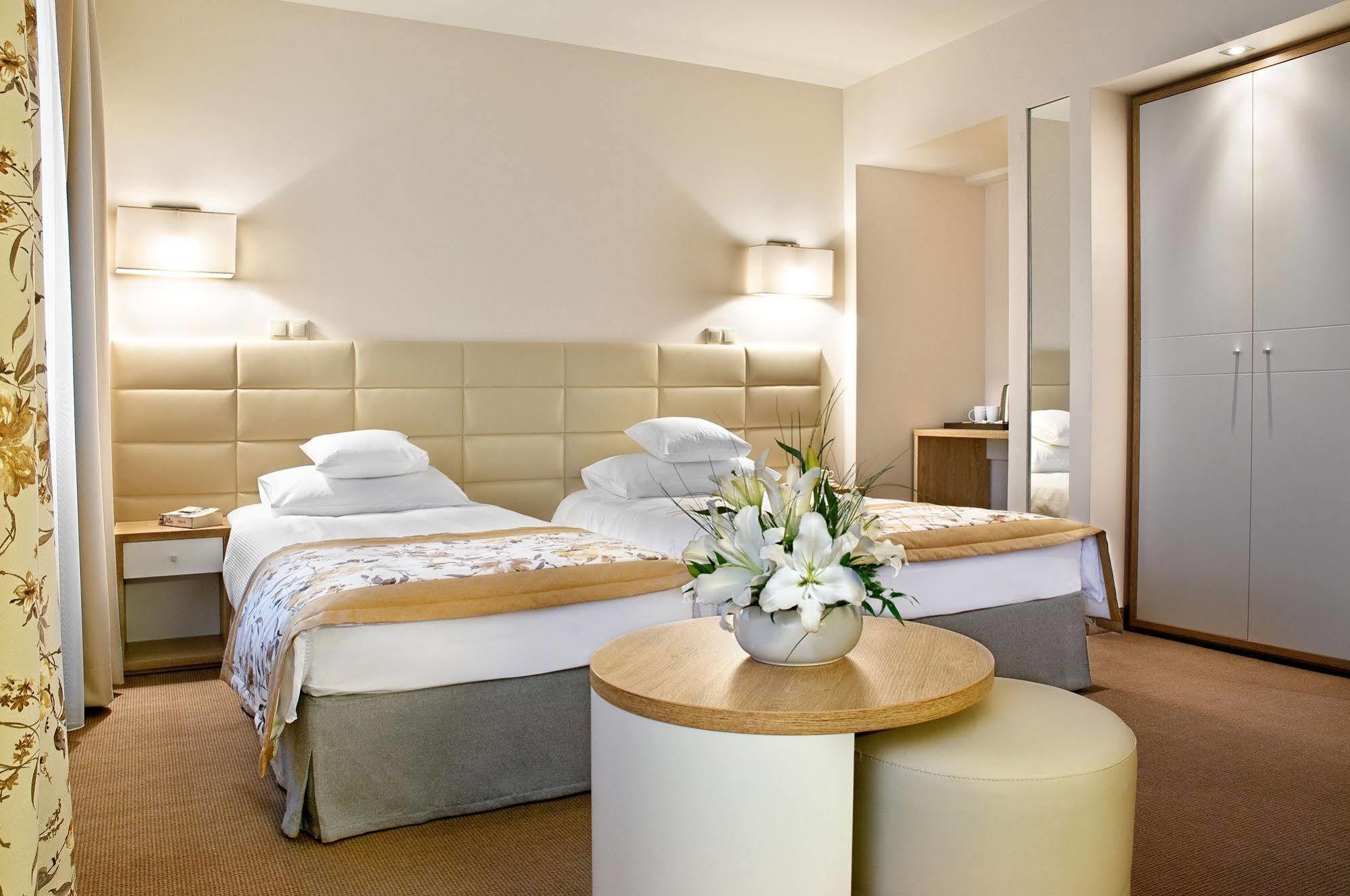 Hotel Petropol Плоцк Екстериор снимка