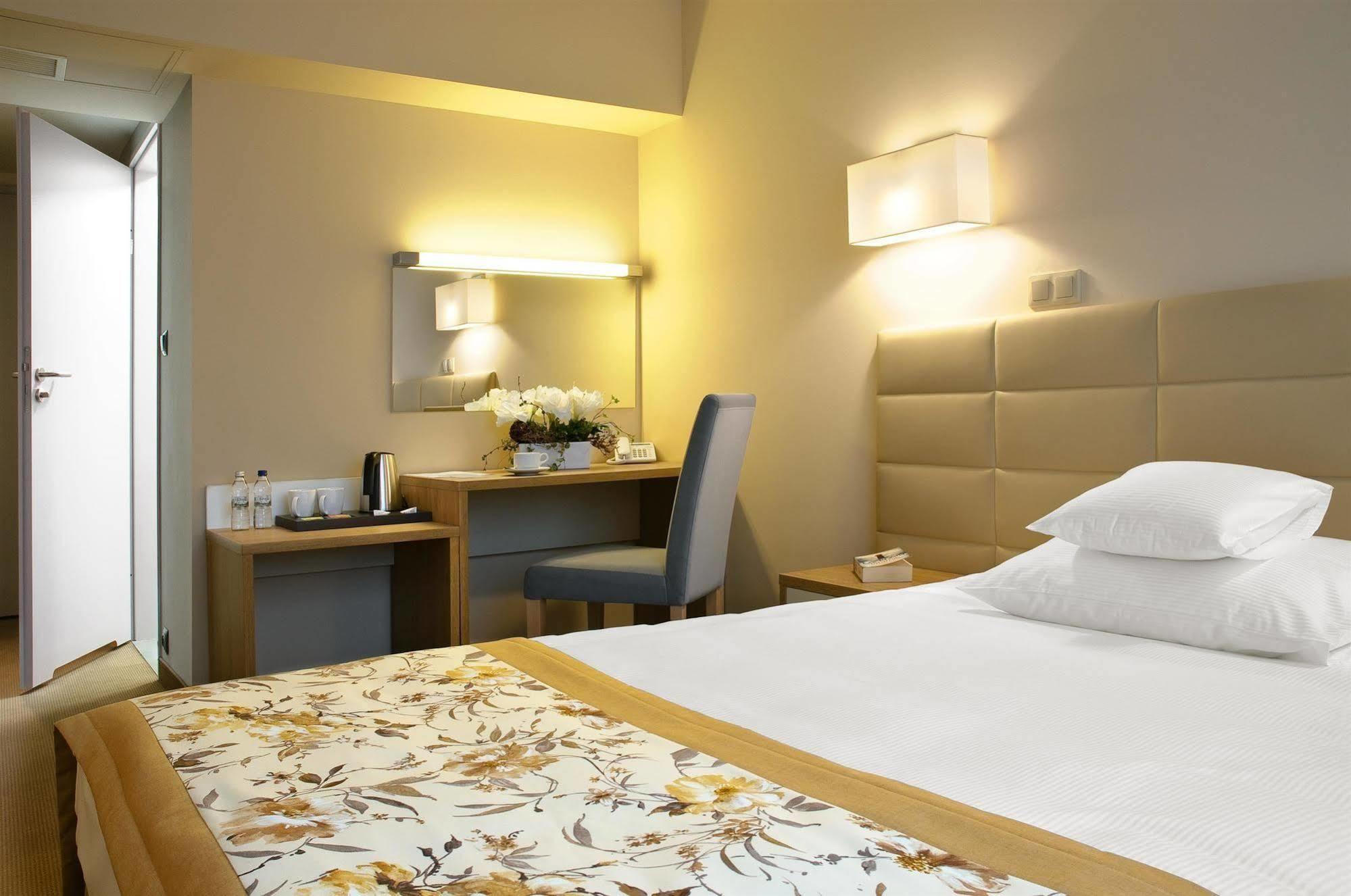 Hotel Petropol Плоцк Екстериор снимка