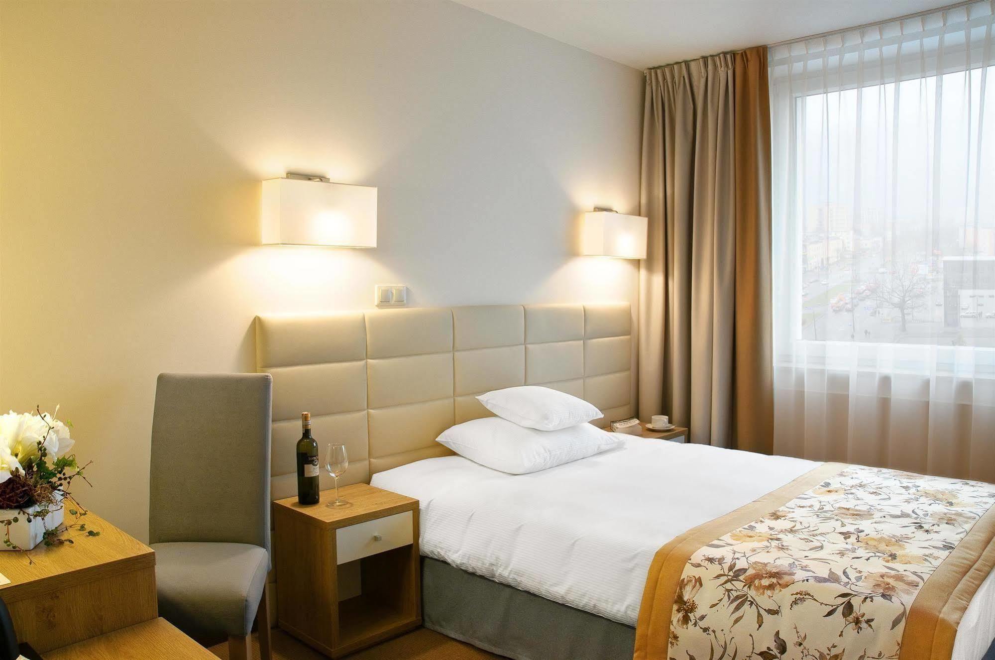 Hotel Petropol Плоцк Екстериор снимка