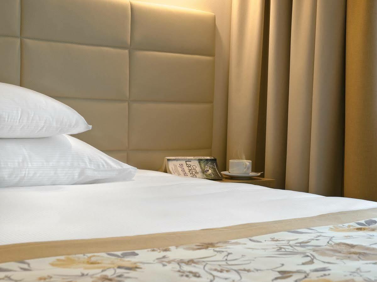 Hotel Petropol Плоцк Екстериор снимка